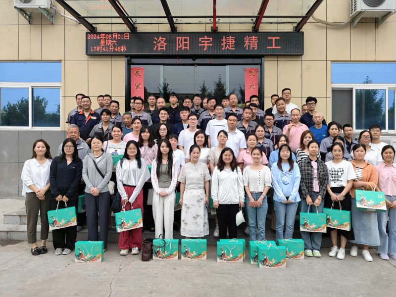 淡淡棕葉香，濃濃世間情，根根絲線連，切切情意牽！